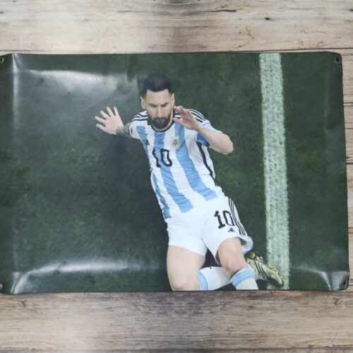 MESSI EN EL PISO