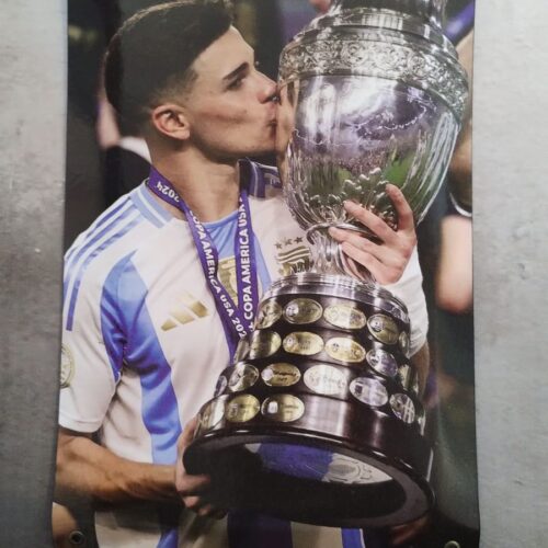 JULIAN ALVAREZ BESANDO LA COPA